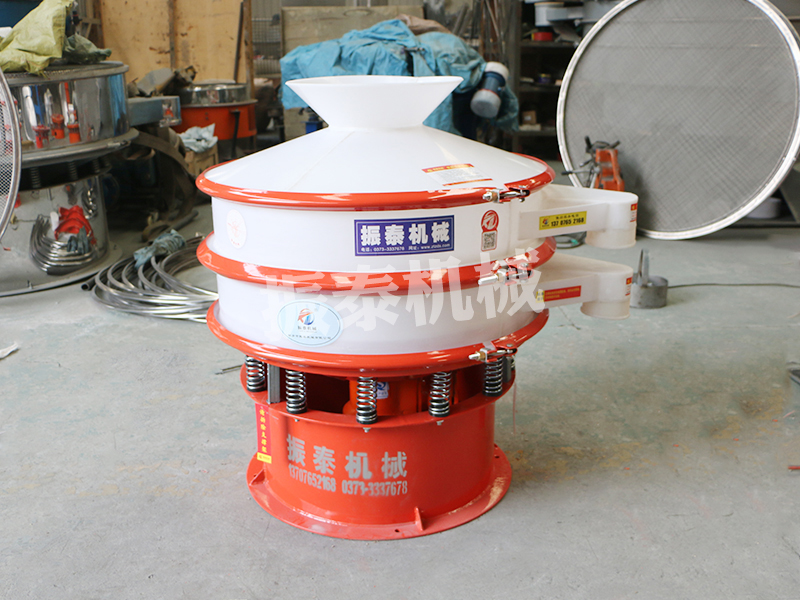 1000型一層的塑料振動篩已生產完畢，符合出廠要求，發(fā)往濟寧