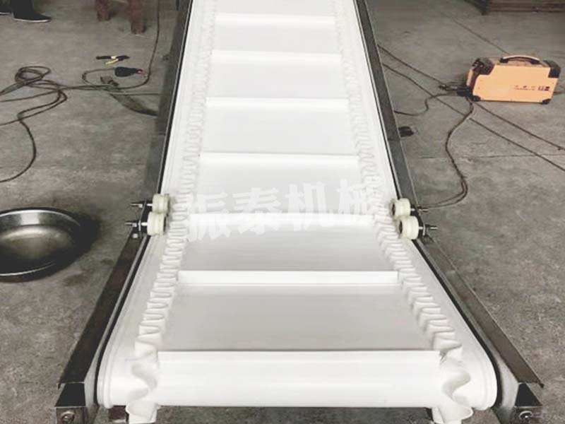 帶寬50mm大傾角裙邊皮帶輸送機生產已完成，驗收合格，發(fā)往金昌