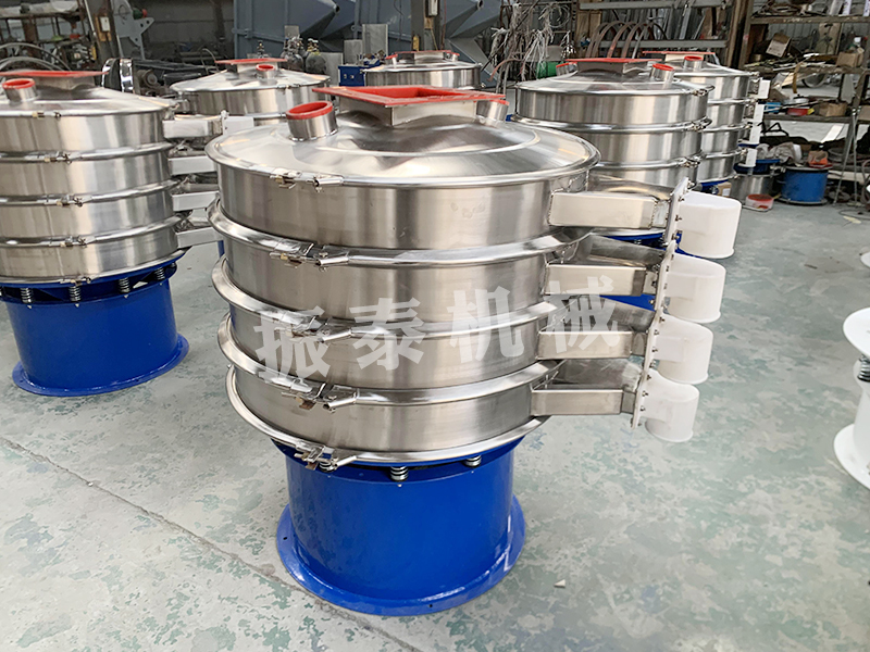新式出料口直徑1000mm內(nèi)敷聚氨酯三層不銹鋼振動篩生產(chǎn)已完成，發(fā)往青島，請孫經(jīng)理查收！